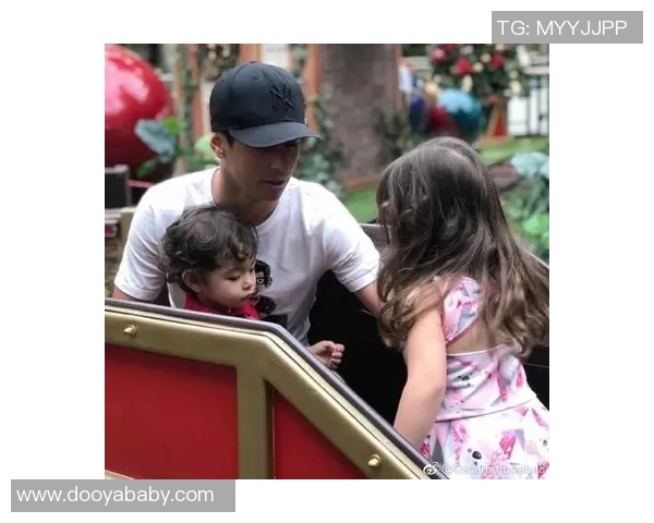 退役足球明星携儿子温馨合影展现父子情深瞬间